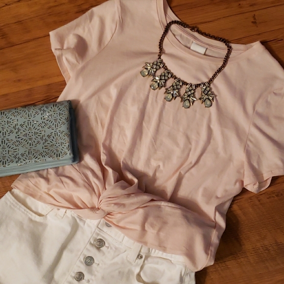 H&M Tops - 🥳SALE H&M pint tee with twist front tie